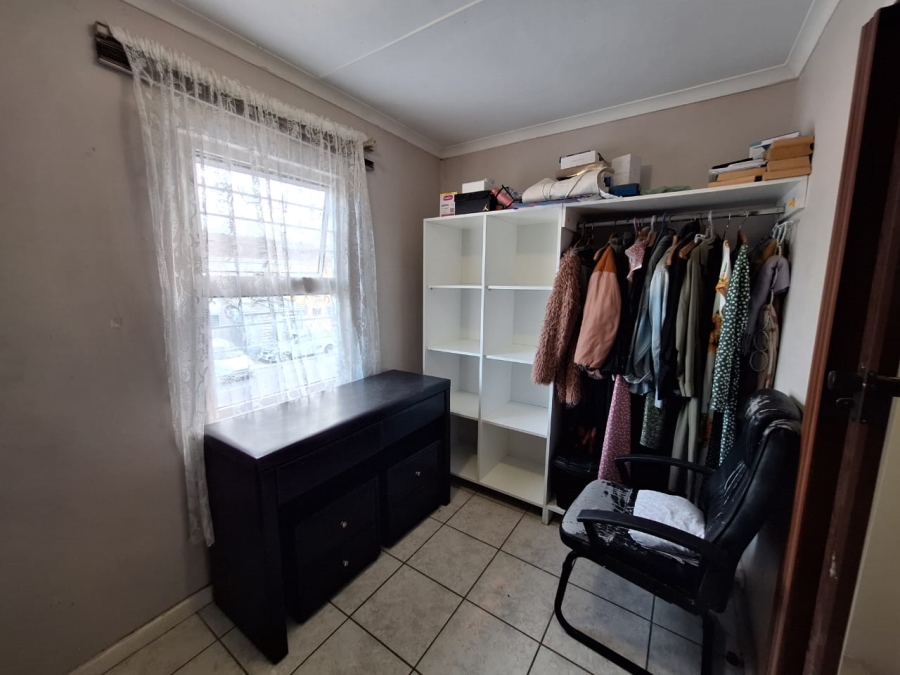 2 Bedroom Property for Sale in Pelican Park Western Cape